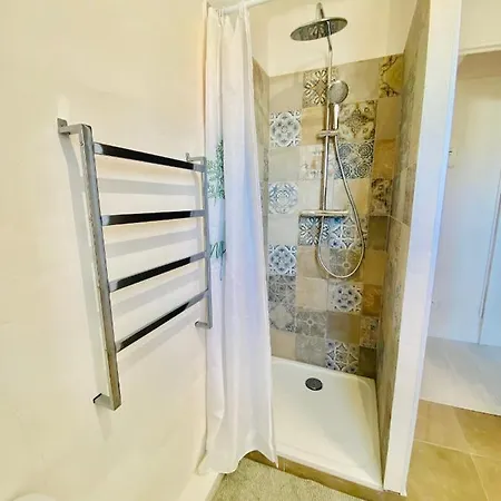 Apartman A 150 M De La *